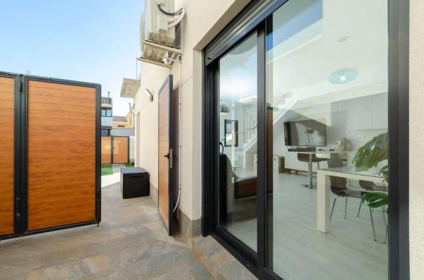 Chalet pareado en calle Pegaso, 62