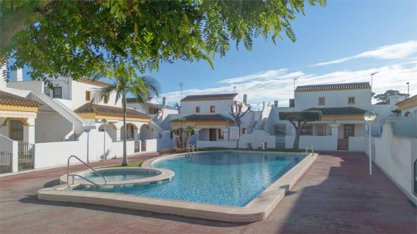 Chalet adosado en calle la Pinada