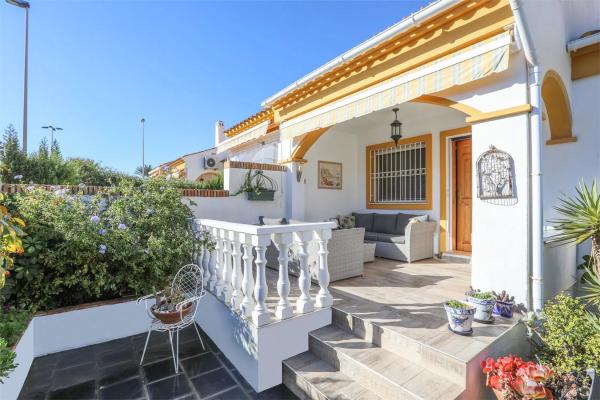 Chalet adosado en calle la Pinada