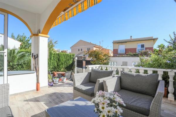 Chalet adosado en calle la Pinada