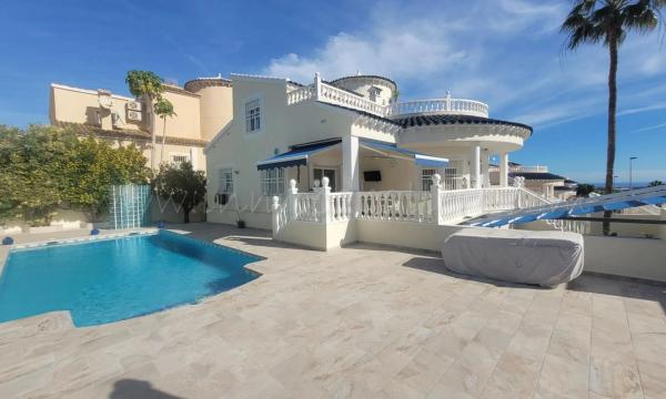 Casa independiente en calle Hinojo