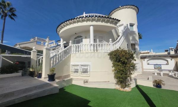 Casa independiente en calle Hinojo