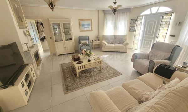 Casa independiente en calle Hinojo