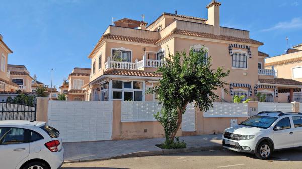 Chalet adosado en calle Colón