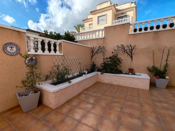 Casa independiente en avenida de las Hierbas