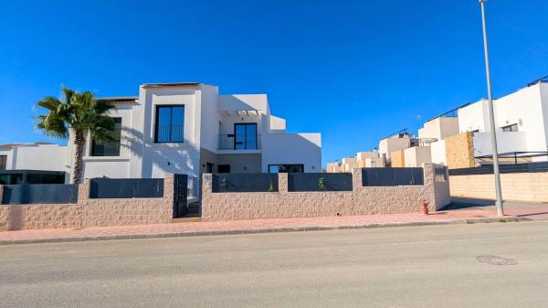 Chalet pareado en avenida Argentina