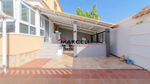 Chalet pareado en calle Cangas