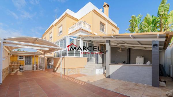 Chalet pareado en calle Cangas