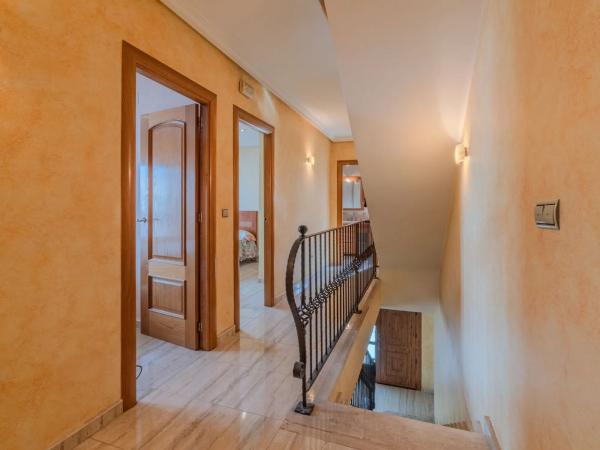 Casa independiente en calle Cortés Valencianas