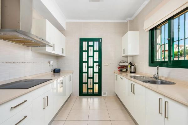 Casa independiente en calle Islas Alhucemas, 4