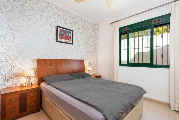 Casa independiente en calle Islas Alhucemas, 4