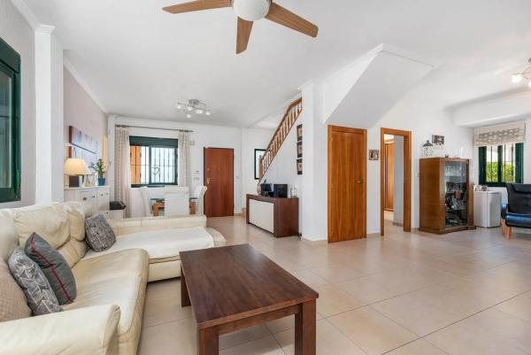 Casa independiente en calle Islas Alhucemas, 4