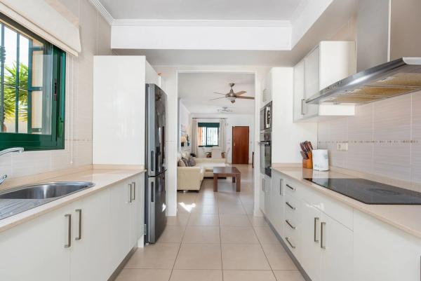 Casa independiente en calle Islas Alhucemas, 4