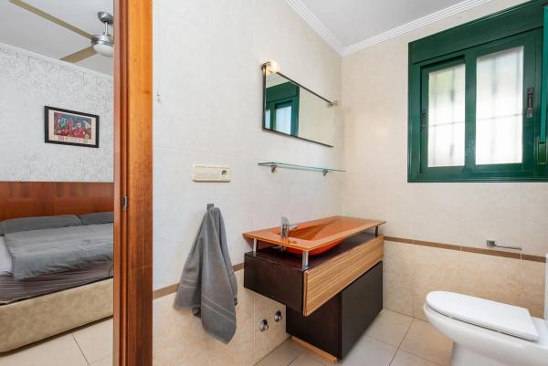 Casa independiente en calle Islas Alhucemas, 4