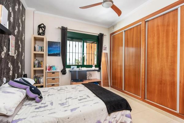 Casa independiente en calle Islas Alhucemas, 4