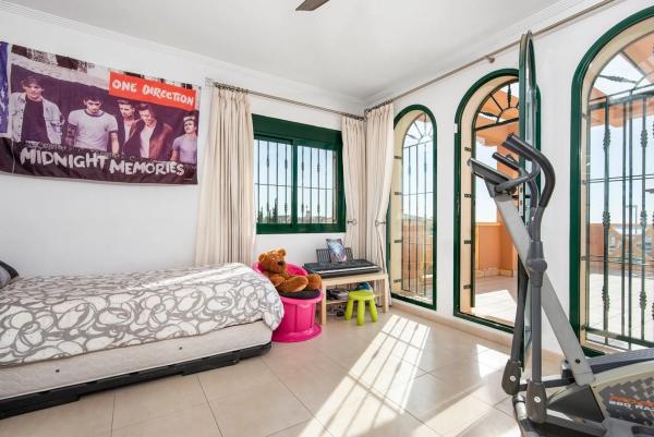 Casa independiente en calle Islas Alhucemas, 4