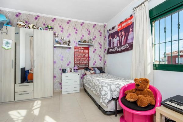 Casa independiente en calle Islas Alhucemas, 4