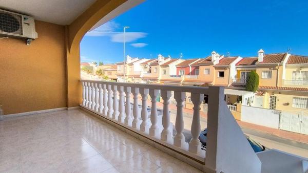 Chalet adosado en avenida de las Naciones