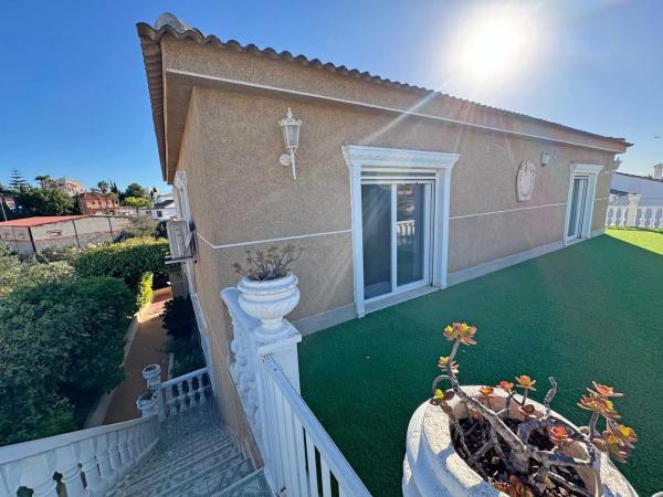 Casa independiente en calle Ruinas de Petra, 44