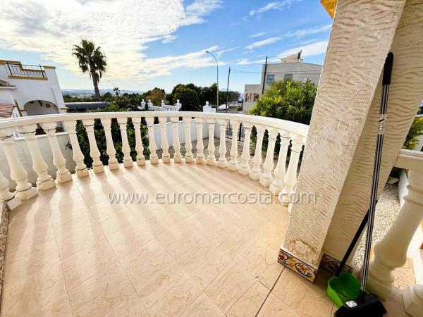 Chalet pareado en calle Belgrado