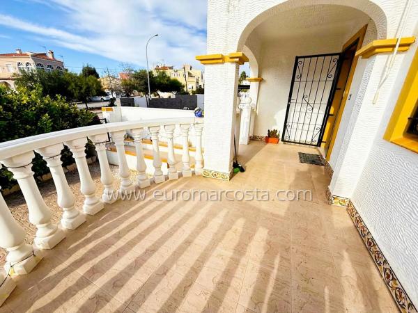 Chalet pareado en calle Belgrado