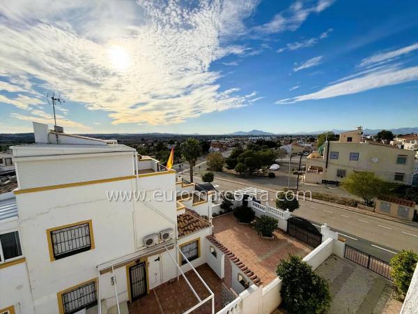 Chalet pareado en calle Belgrado