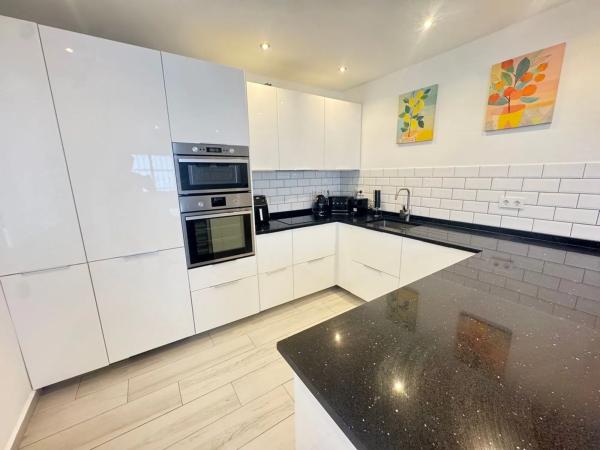 Chalet pareado en calle el Grove