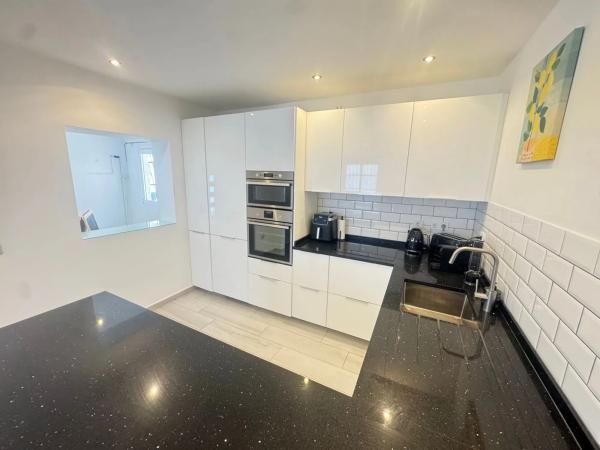 Chalet pareado en calle el Grove