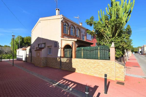 Chalet pareado en calle Bergantín Dos de Mayo, 40