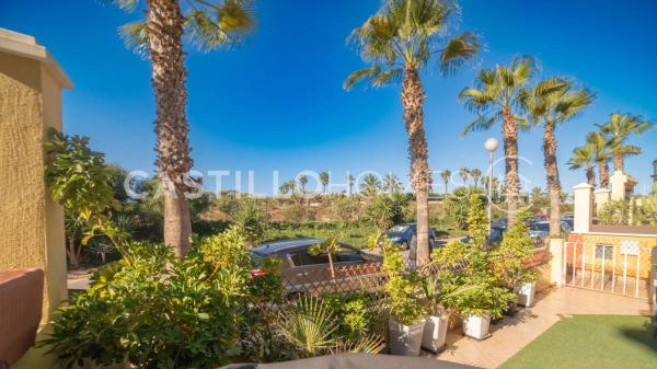 Chalet pareado en calle Narváez, 32