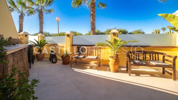 Chalet pareado en calle Narváez, 32