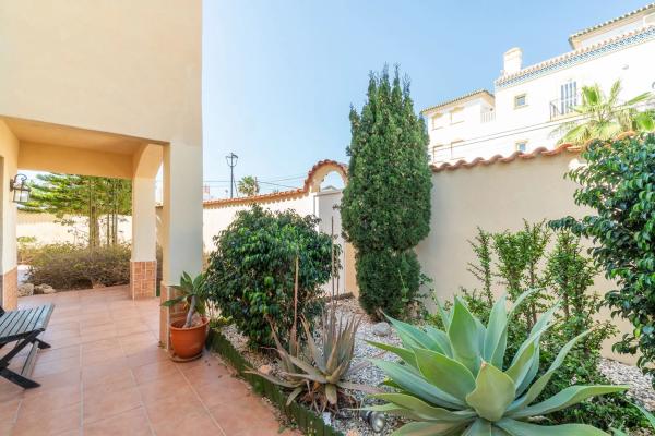 Casa independiente en calle Mimosas