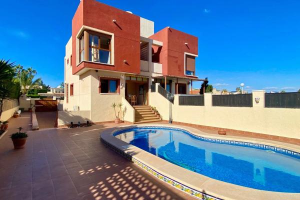 Chalet pareado en calle Pitas