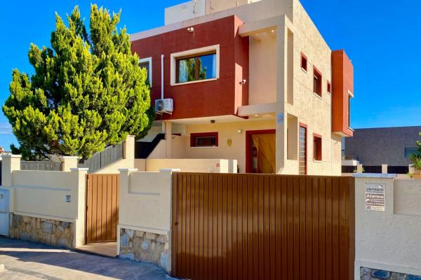 Chalet pareado en calle Pitas