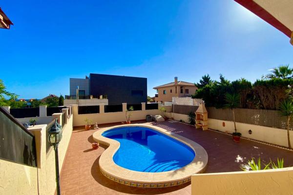 Chalet pareado en calle Pitas