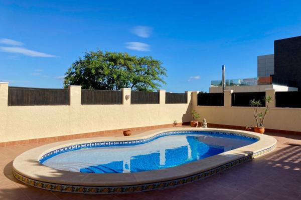 Chalet pareado en calle Pitas