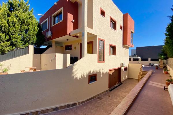 Chalet pareado en calle Pitas