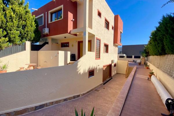 Chalet pareado en calle Pitas