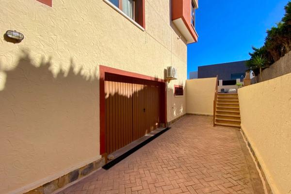 Chalet pareado en calle Pitas