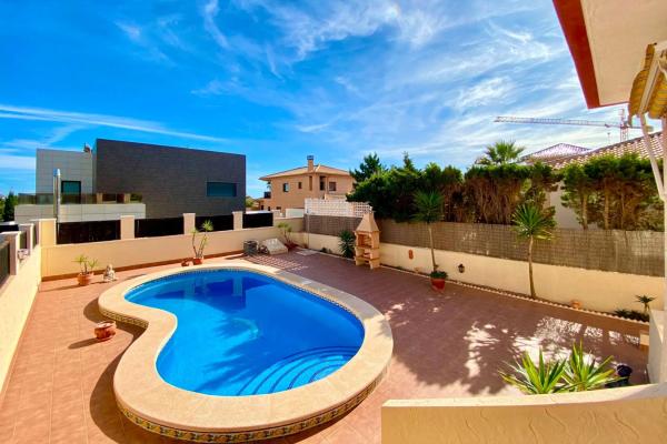 Chalet pareado en calle Pitas