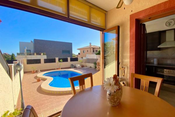 Chalet pareado en calle Pitas