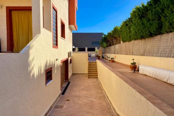 Chalet pareado en calle Pitas