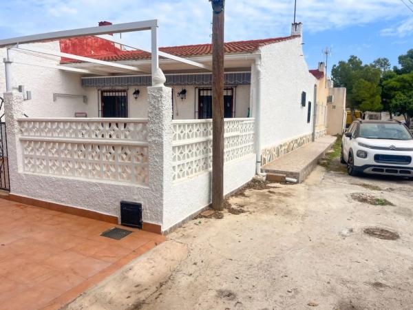 Chalet pareado en calle Roble