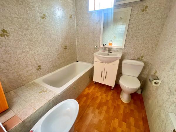 Chalet pareado en calle Roble