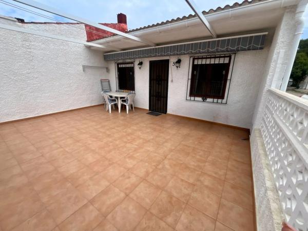 Chalet pareado en calle Roble