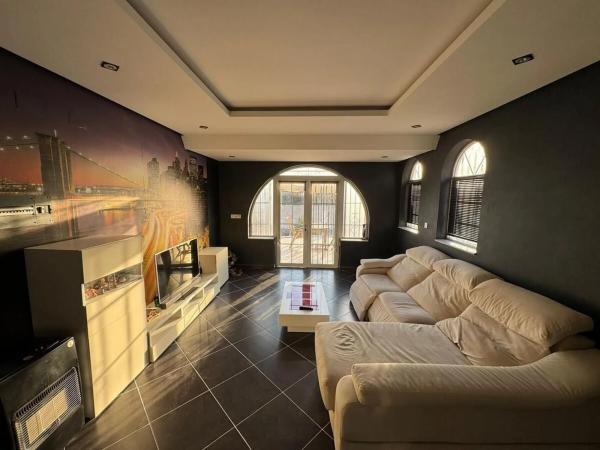 Chalet pareado en avenida Tobarra