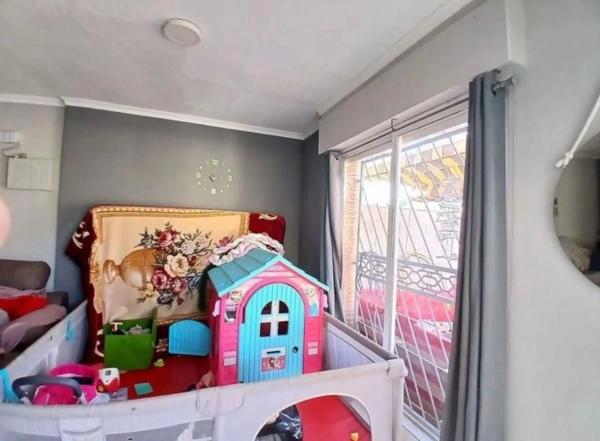 Chalet adosado en calle Alondra, 17