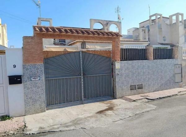 Chalet adosado en calle Alondra, 17