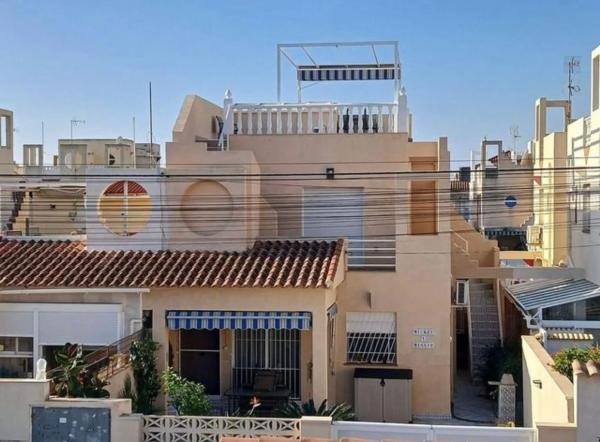 Chalet adosado en calle Alondra, 17