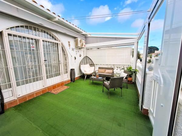 Chalet pareado en calle Lejona, 62